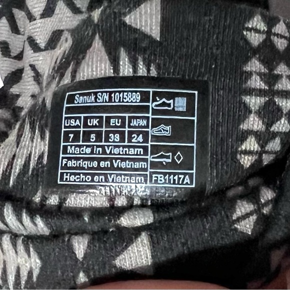 Sanuk Black and Gray Patterned Sandals 7 - Picture 2 of 7